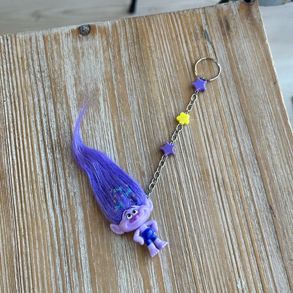 Purple trolls keychain - Picture 2 of 4
